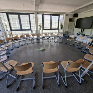 ...,die ein Stuhlkreis mit Willkommens-Stiften empfing,...