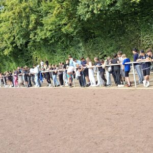 dicht gesäumtes Publikum