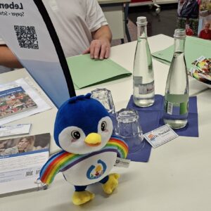 mit ihrem Maskottchen